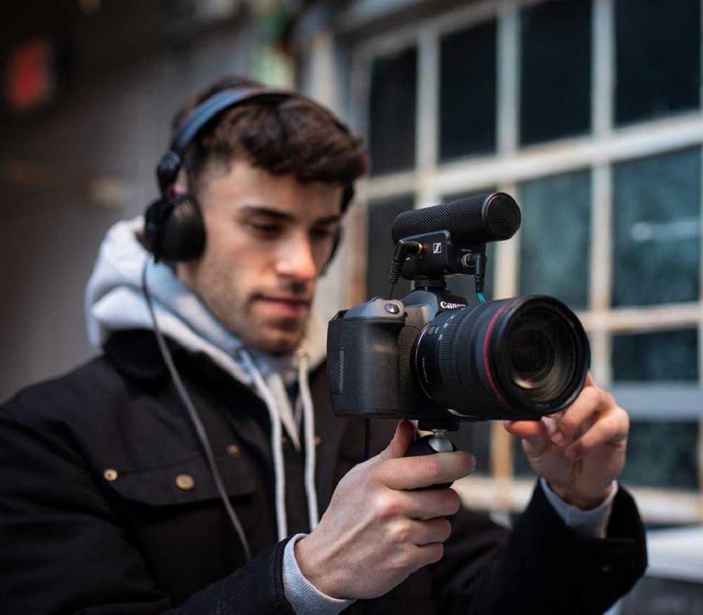 Sennheiser MKE 400 Compact On-Camera Shotgun Microphone | Super-Cardioid Directional Pickup | Integrated Wind Protection | 3-Step Sensitivity Switch | Ideal for Vlogging & Mobile Journalism